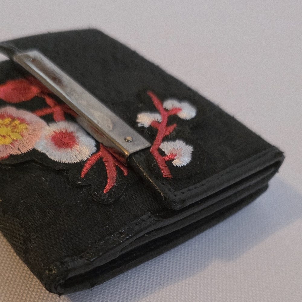 Gucci Black Compact Monogram Rehabbed Wallet With Floral Embroidered Patches - Picture 3 of 15